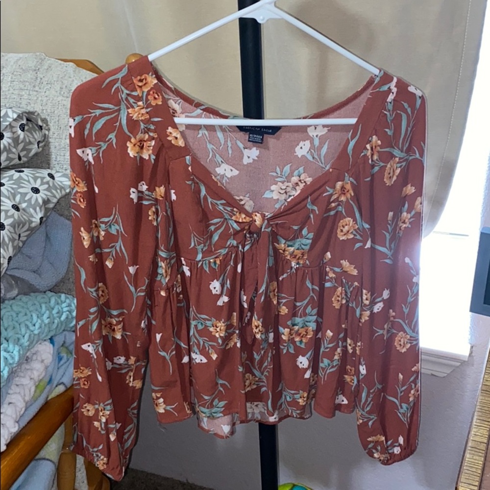 Super cute American eagle top!